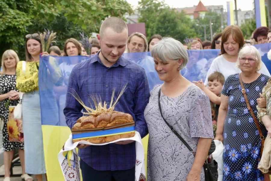 У Калуші урочисто зустріли з полону захисника Андрія Біника