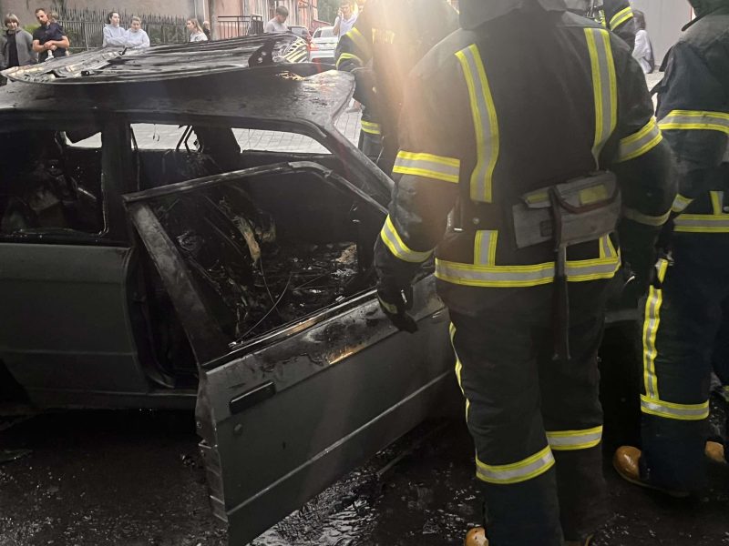 У Франківську загорілася автівка