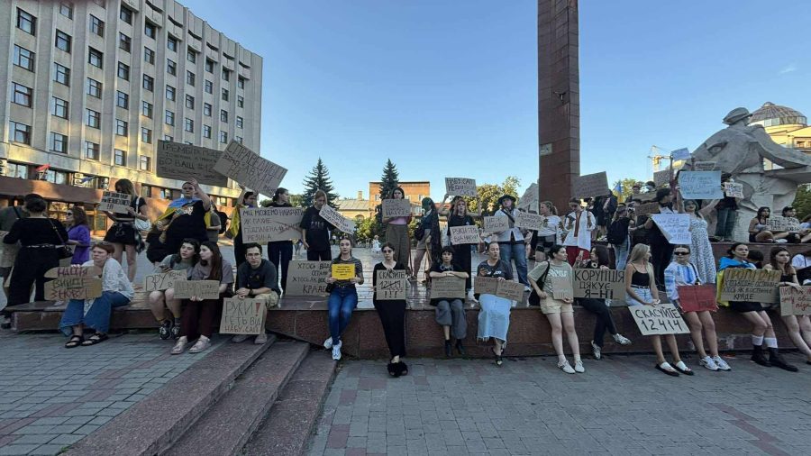 «Корупція теж слуга народу?»: в Івано-Франківську вдруге пікет проти обмежень антикорупційних організацій