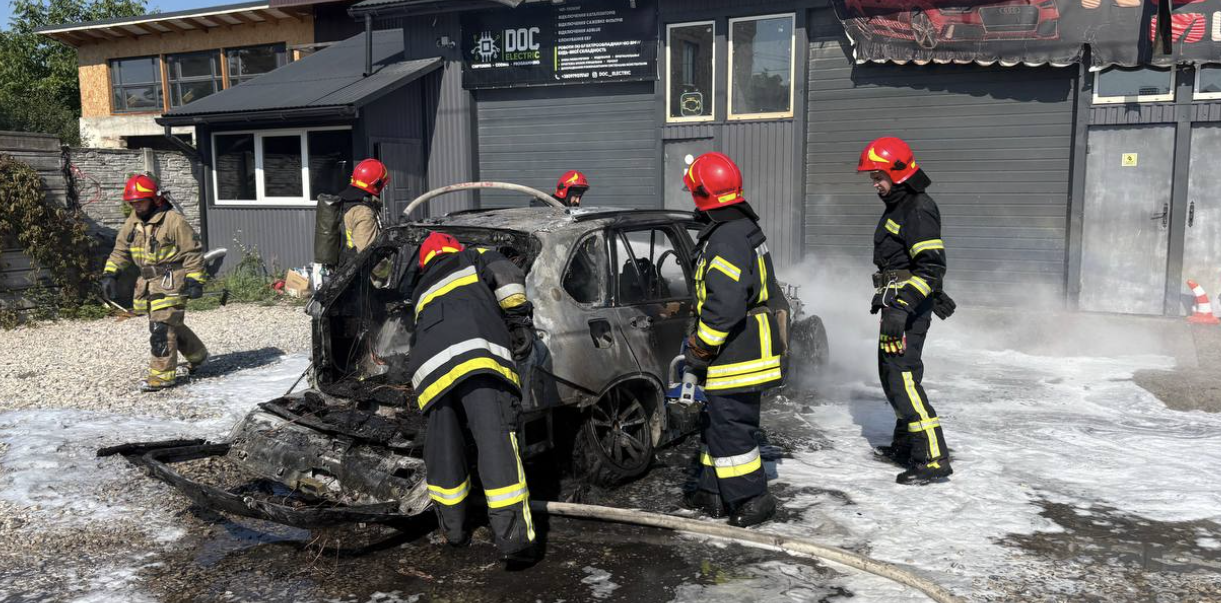 Доїхав до СТО — та марно: у Франківську чоловік намагався врятувати палаючу автівку (ВІДЕО)