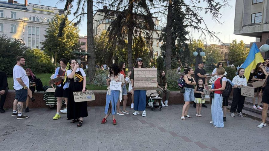 «Корупція теж слуга народу?»: в Івано-Франківську вдруге пікет проти обмежень антикорупційних організацій