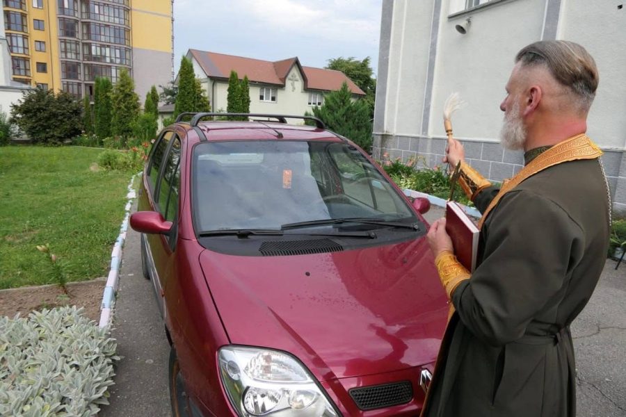 Парафіяни з Калуша придбали для військових дрон-евакуатор