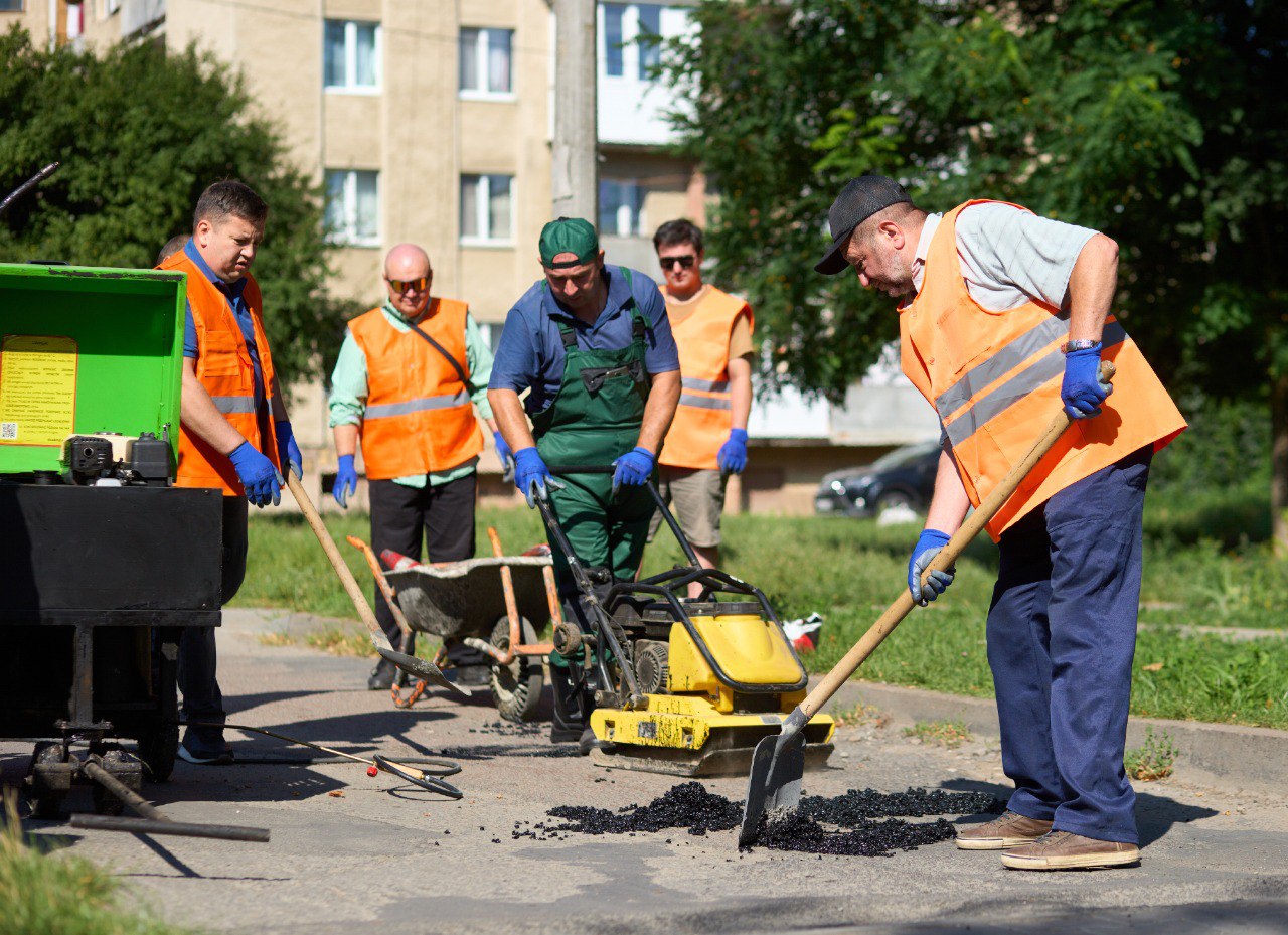 “Поміняли компʼютер на шуфлю”: франківські чиновники продовжують латати дороги (ФОТО)