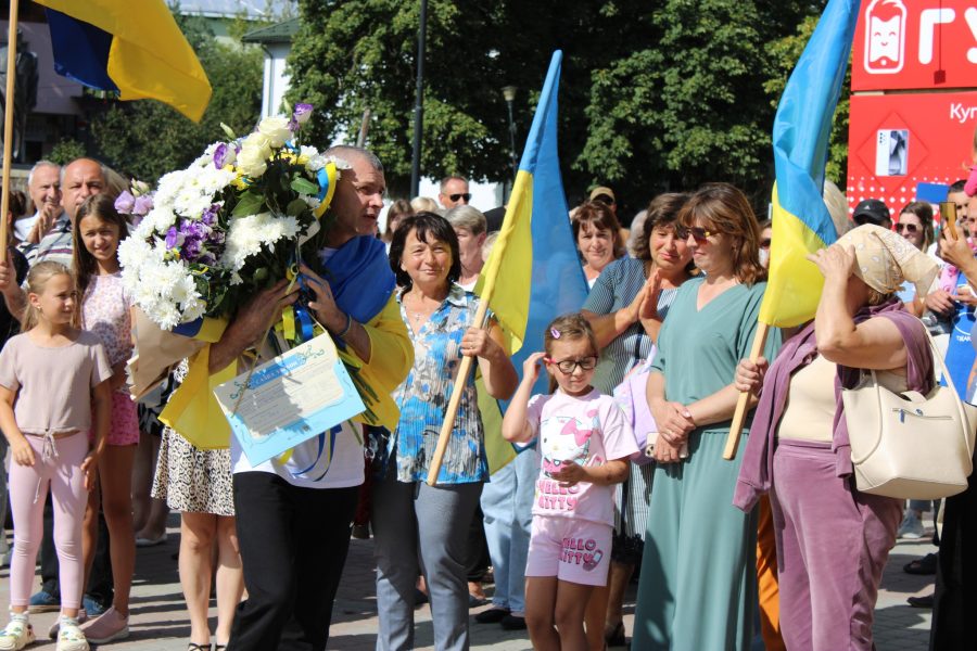 У Верховині громада зустріла захисника з російського полону