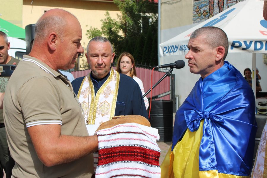 У Верховині громада зустріла захисника з російського полону