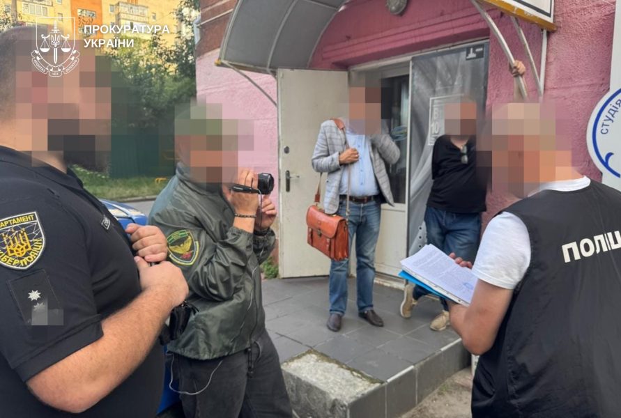 У Хмельницькому в салоні краси друкували фальшиві документи для ухилянтів