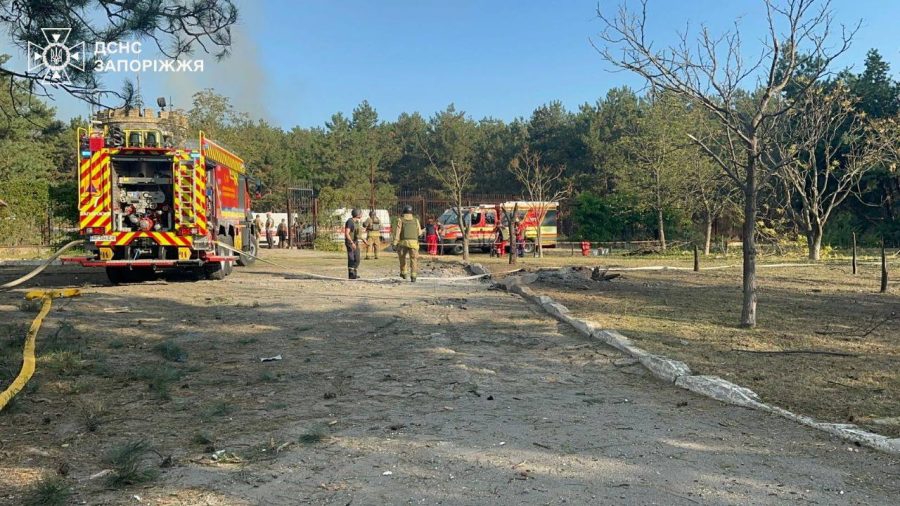 Є загиблі та поранені: росіяни вдарили авіабомбами по базі відпочинку біля Запоріжжя