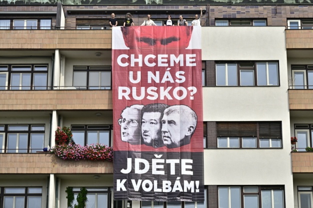 “Хочемо тут Росію?: у Празі з’явився банер з Путіним і чеськими політиками-популістами