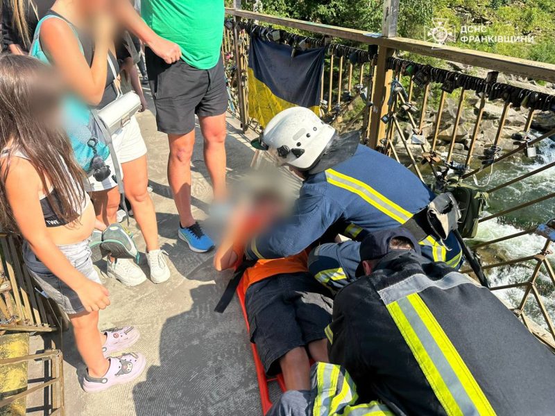 У Яремче дитина травмувала ногу рибальським гачком
