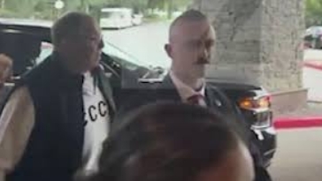 Лавров приїхав у готель на Алясці у светрі з написом “СССР”