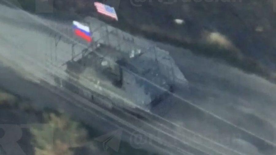 Росіяни вчепили на БТР прапори рф та США для “штурму” на Запоріжжі