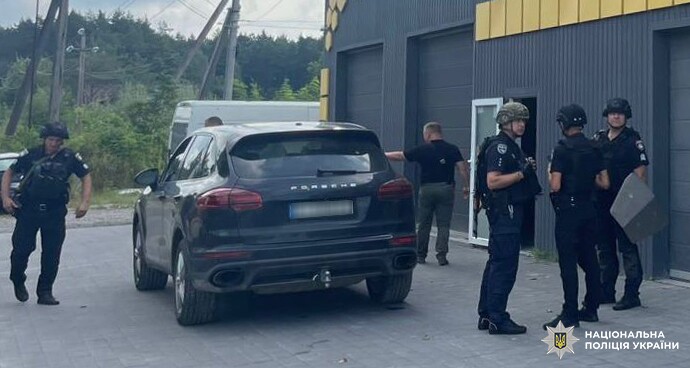 Біля Львова сталася стрілянина в офісі автосервісу, є загиблі