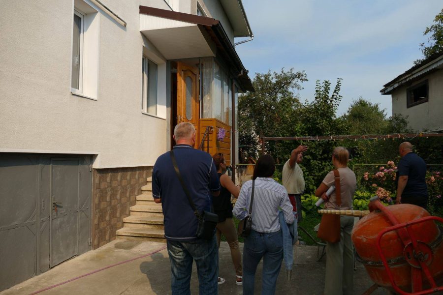 Вибиті вікна, пошкоджені дахи і авто: у Калуші показали наслідки нічної атаки