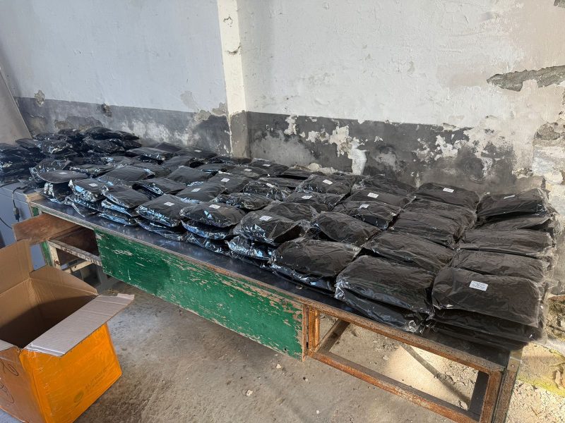 На кордоні затримали прикарпатця, який намагався перевезти російські порошки і кучері з Африки