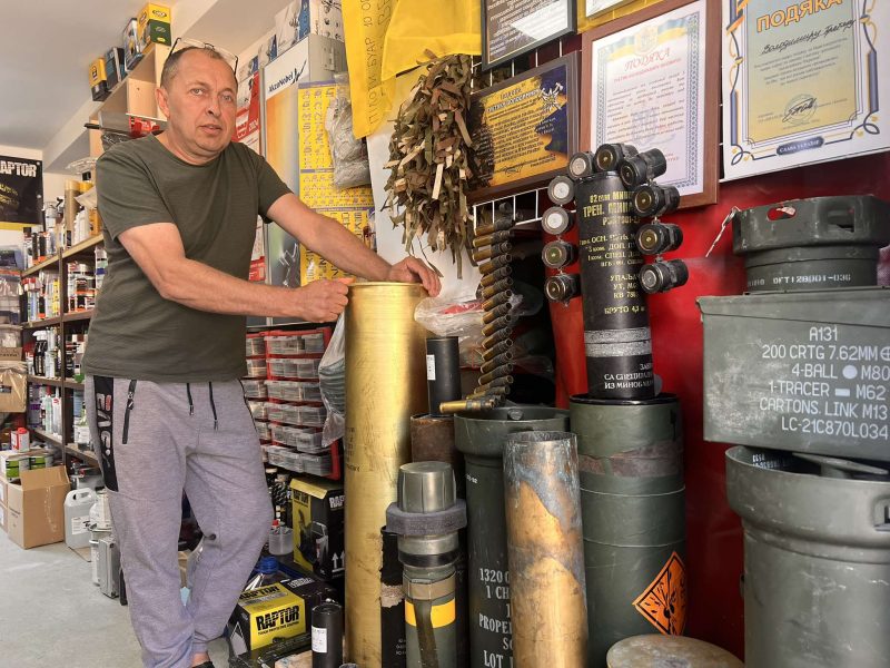 «Стаємо і робимо»: у Брошнів-Осаді автомайстри від початку війни ремонтують машини на передову