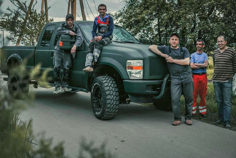 «Стаємо і робимо»: у Брошнів-Осаді автомайстри від початку війни ремонтують машини на передову