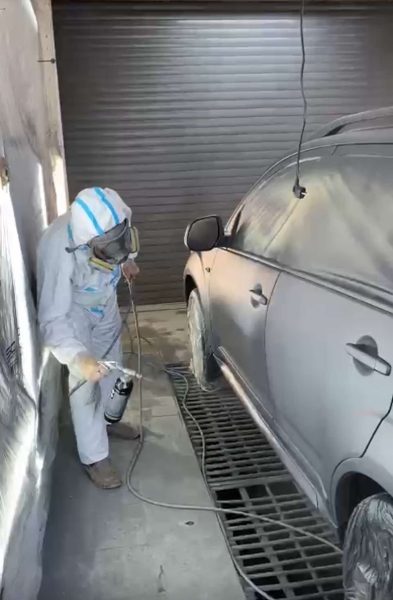 «Стаємо і робимо»: у Брошнів-Осаді автомайстри від початку війни ремонтують машини на передову