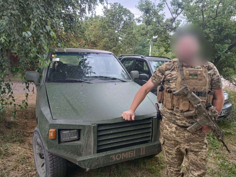 «Стаємо і робимо»: у Брошнів-Осаді автомайстри від початку війни ремонтують машини на передову