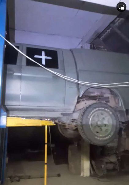«Стаємо і робимо»: у Брошнів-Осаді автомайстри від початку війни ремонтують машини на передову