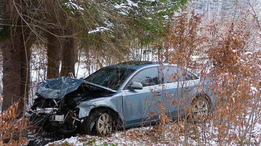 Водій, який  п’яним і без прав біля Буковелю врізався в дерево, відбувся штрафом