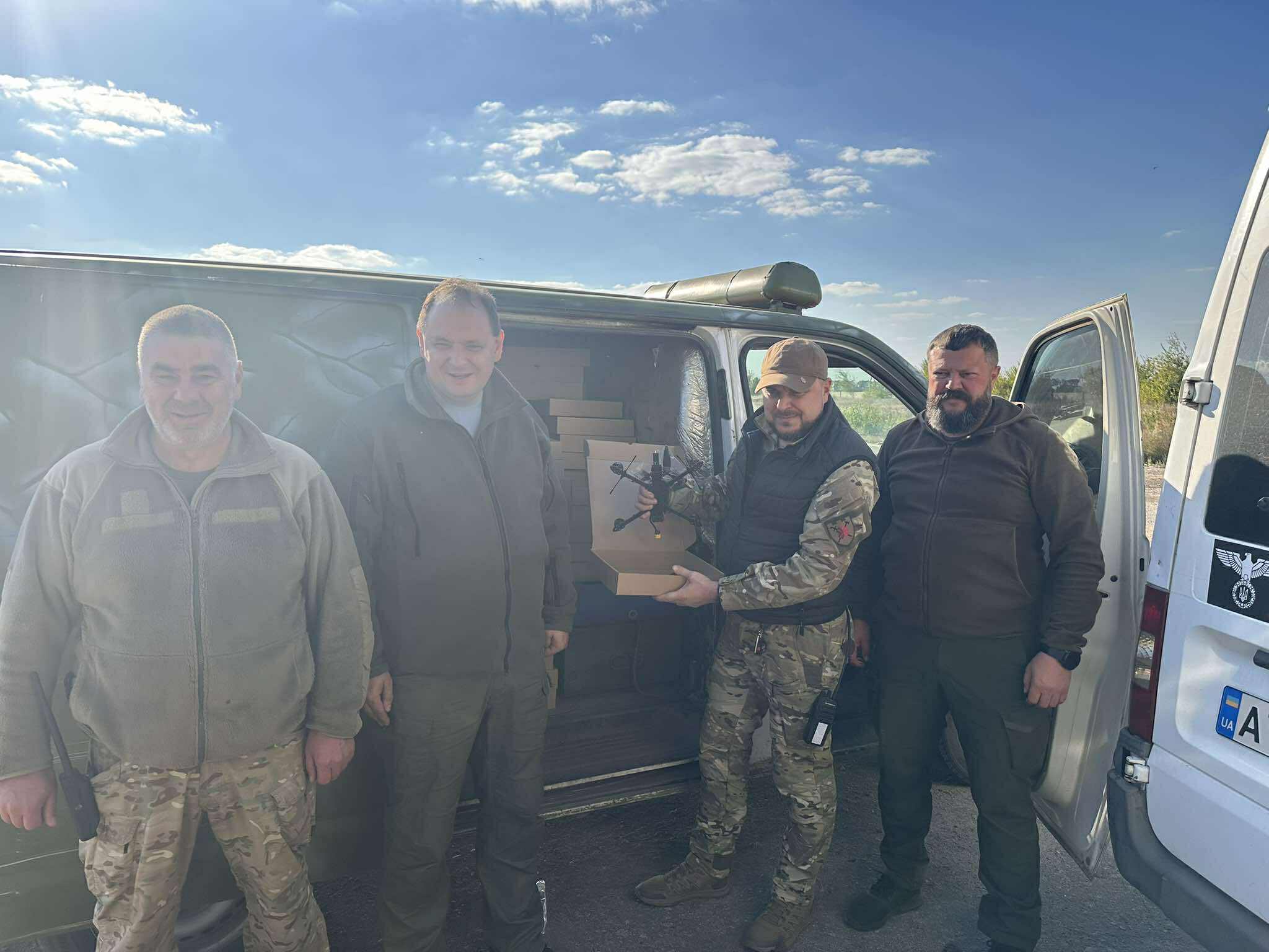 Руслан Марцінків привіз дрони для військових на фронт