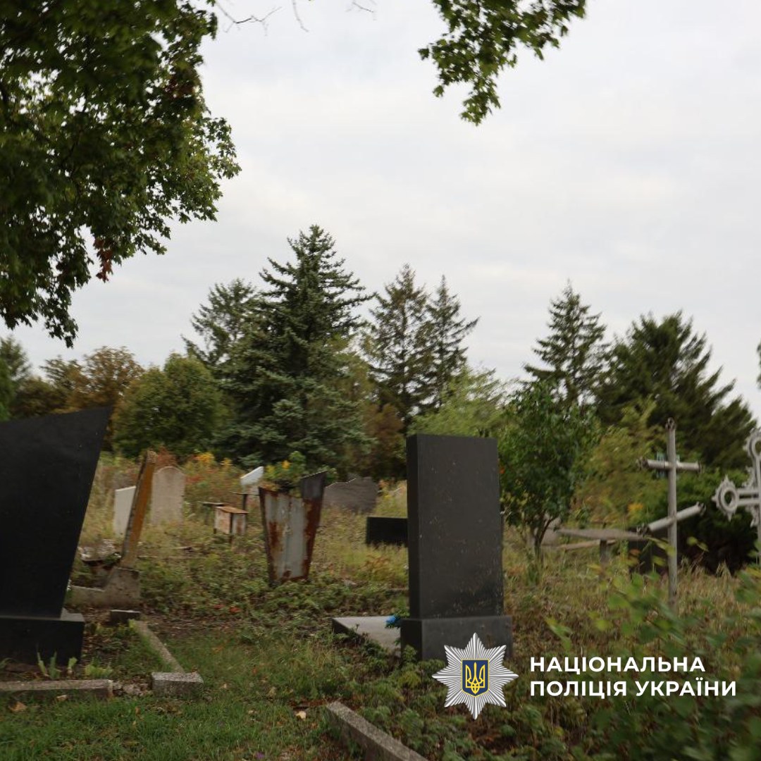 У Харкові чоловік залякав неповнолітню звинуваченнями “у співпраці з РФ” і зґвалтував на кладовищі