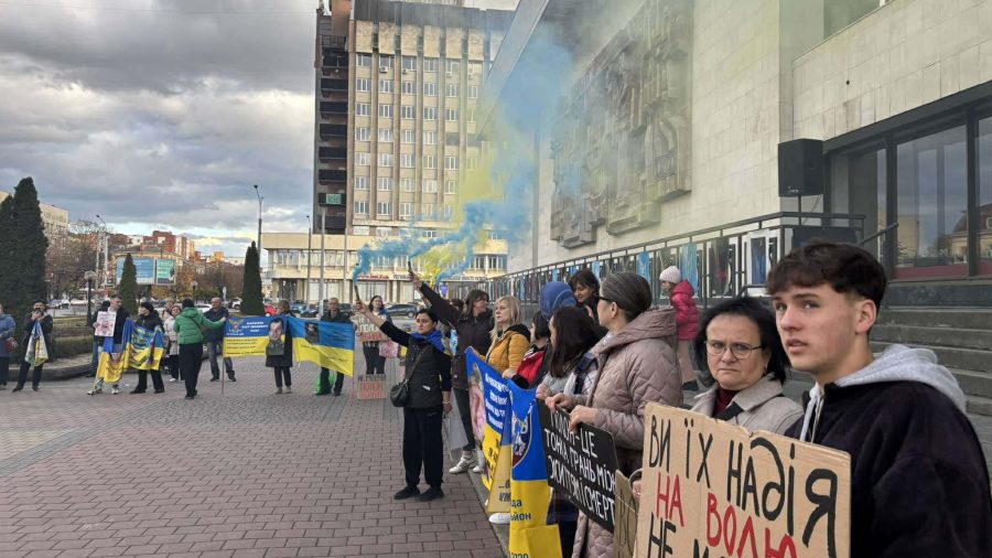 У Франківську пройшла акція на підтримку полонених і безвісти зниклих (ФОТО)