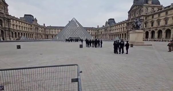 У Парижі з Лувра викрали дев’ять коштовностей часів Наполеона