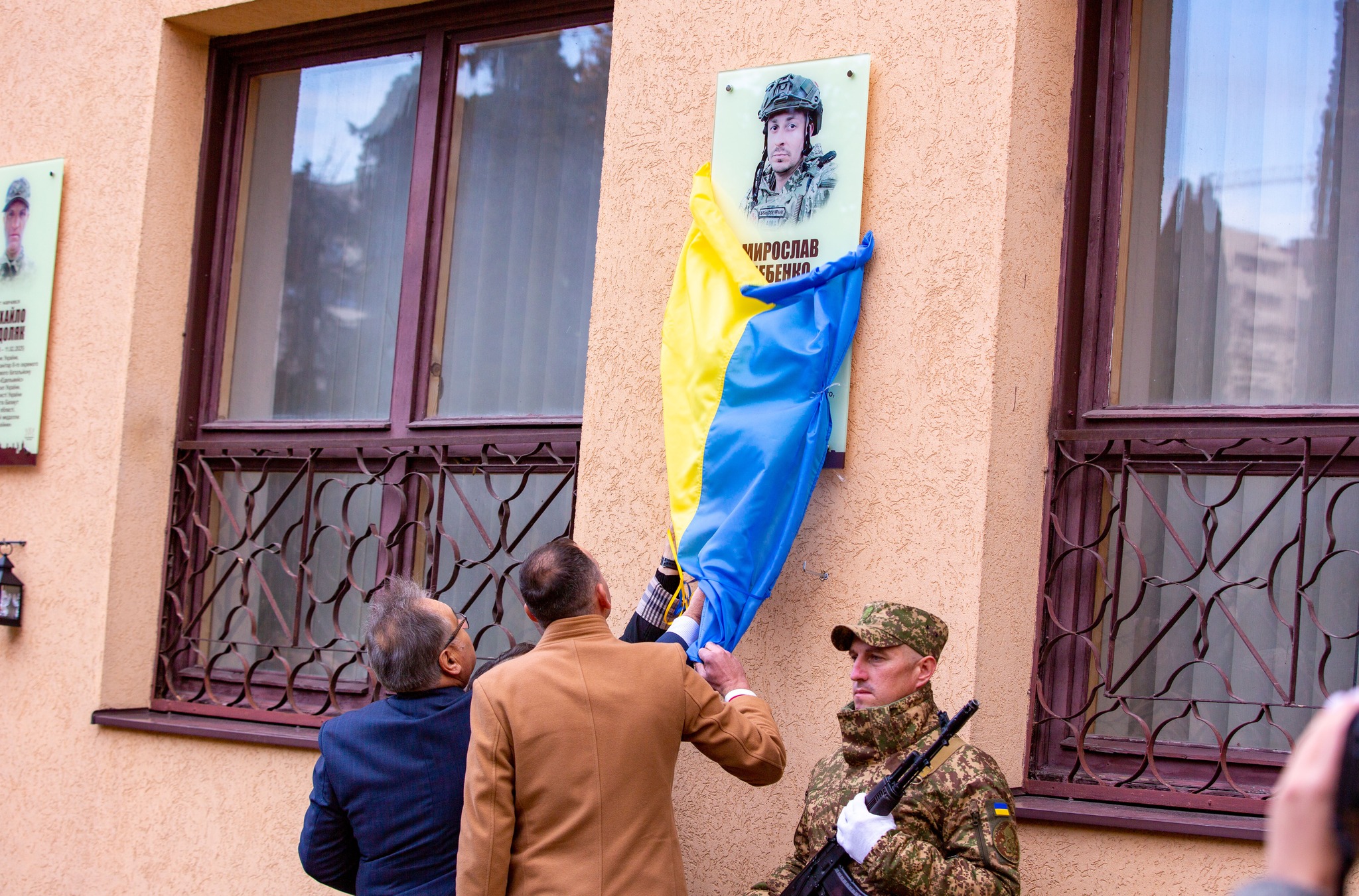 У Франківську відкрили пам’ятну дошку капітану медичної служби Мирославу Дебенку (ФОТО)