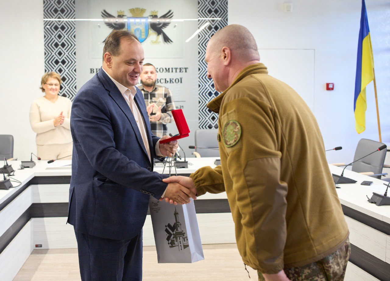 У Франківську військовослужбовцю Нацгвардії Спартаку Лозінському вручили відзнаку “За честь і звитягу”