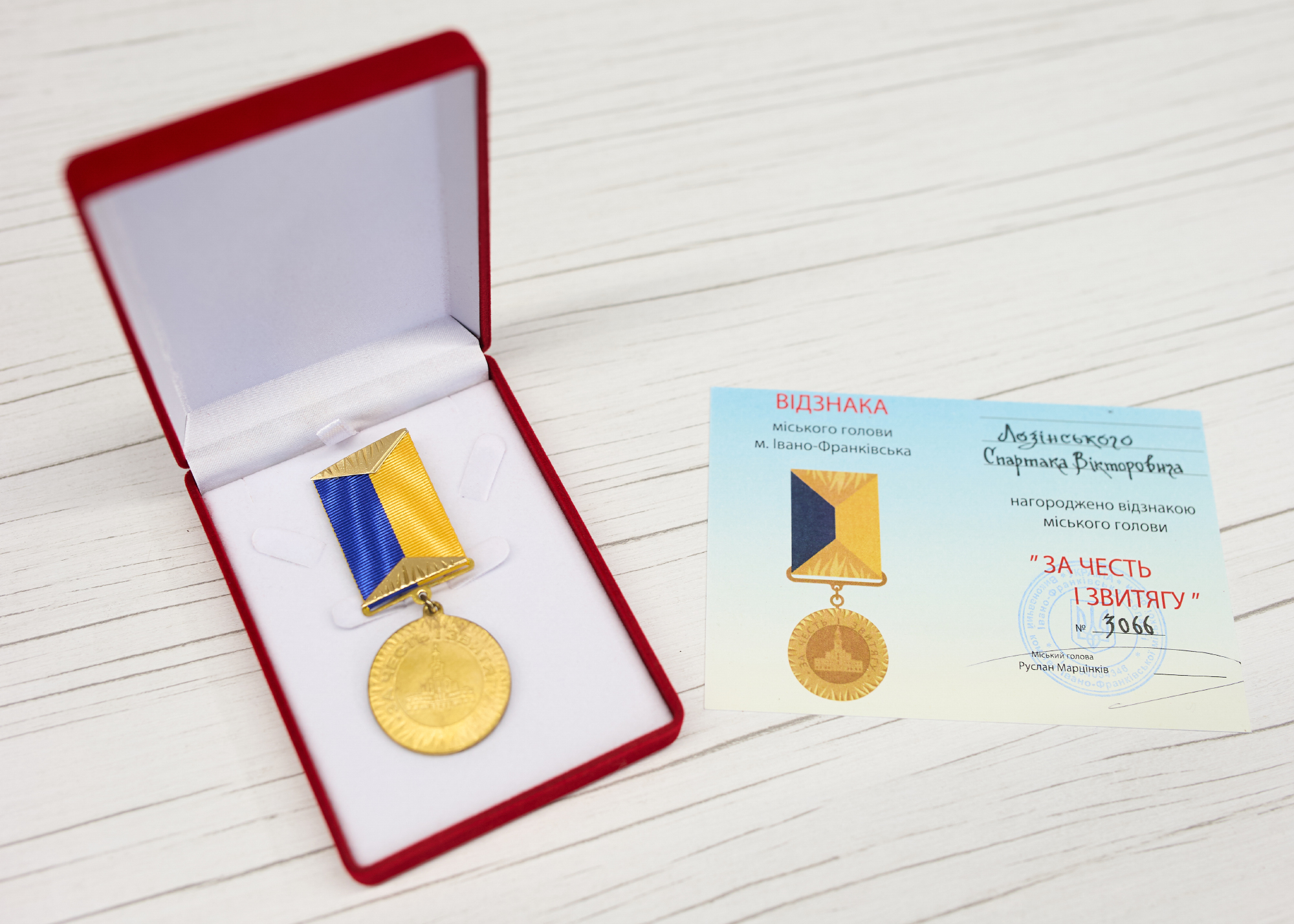 У Франківську військовослужбовцю Нацгвардії Спартаку Лозінському вручили відзнаку “За честь і звитягу”