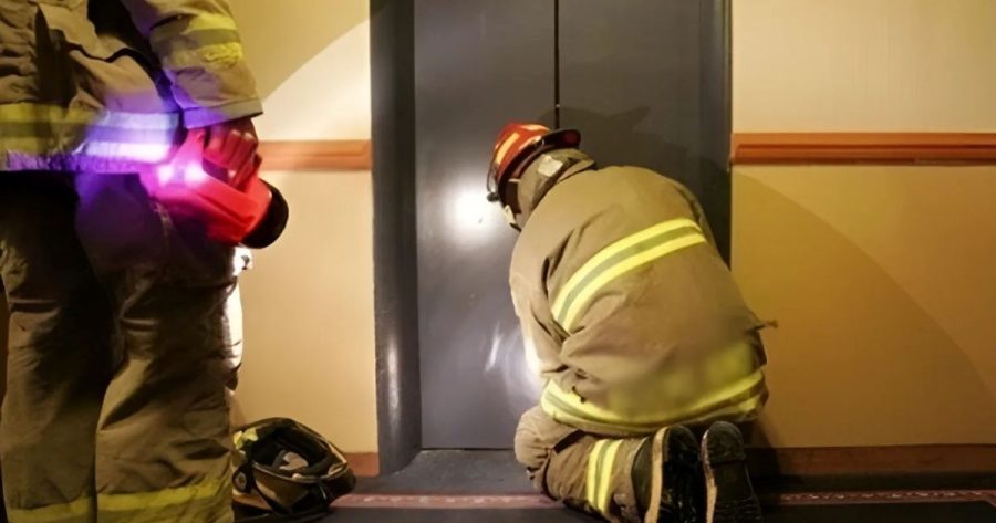 У Франківську рятувальники визволили жінку з ліфта багатоповерхівки