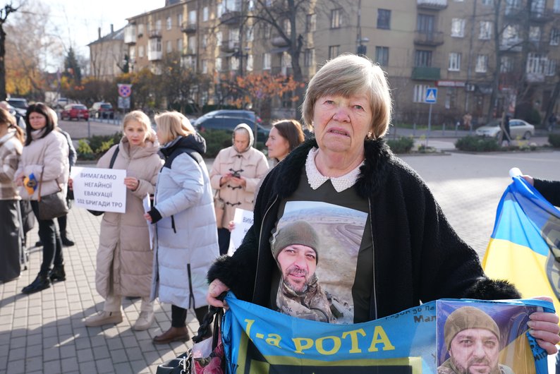 Рідні бійців 102 бригади вдруге вийшли на пікет у Франківську