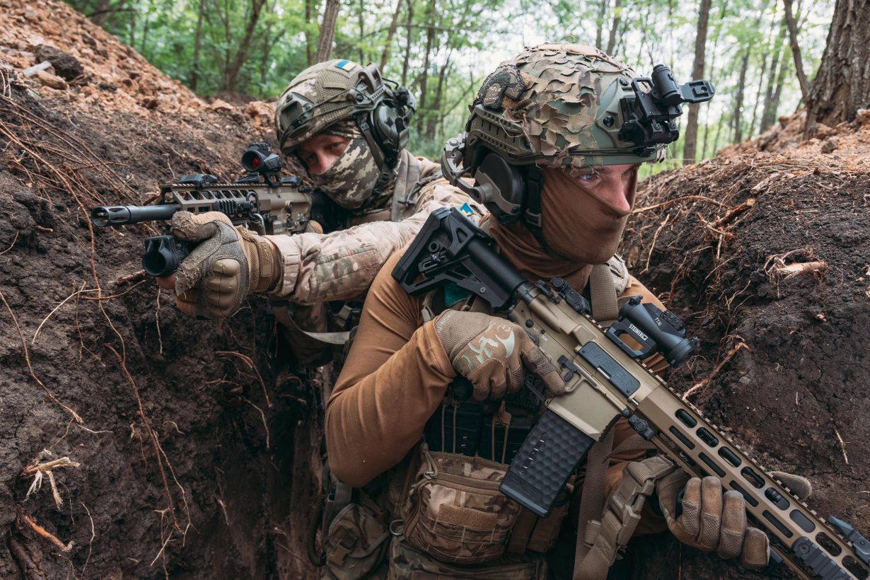 Дві жительки Купʼянська переконали російського солдата здатися ЗСУ (ВІДЕО)