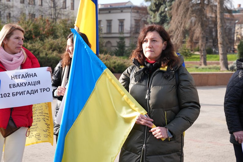 Рідні бійців 102 бригади вдруге вийшли на пікет у Франківську