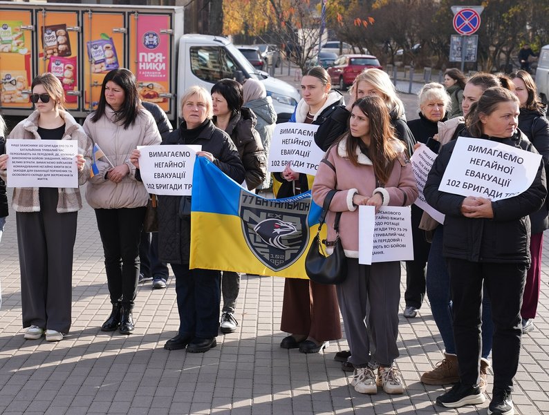 Рідні бійців 102 бригади вдруге вийшли на пікет у Франківську