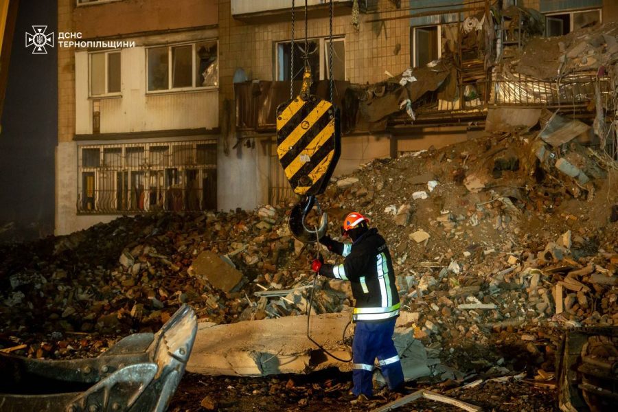 У Тернополі третю добу розбирають руїни після російського обстрілу: шукають ще 16 людей